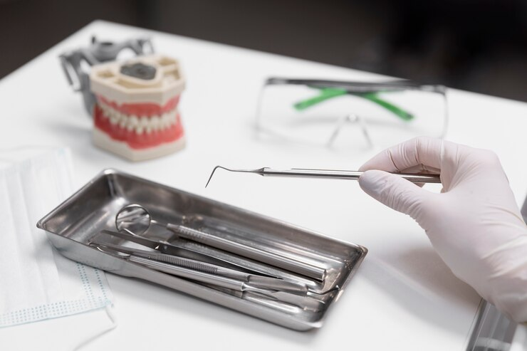 Close up hand holding dental equipment<br />
