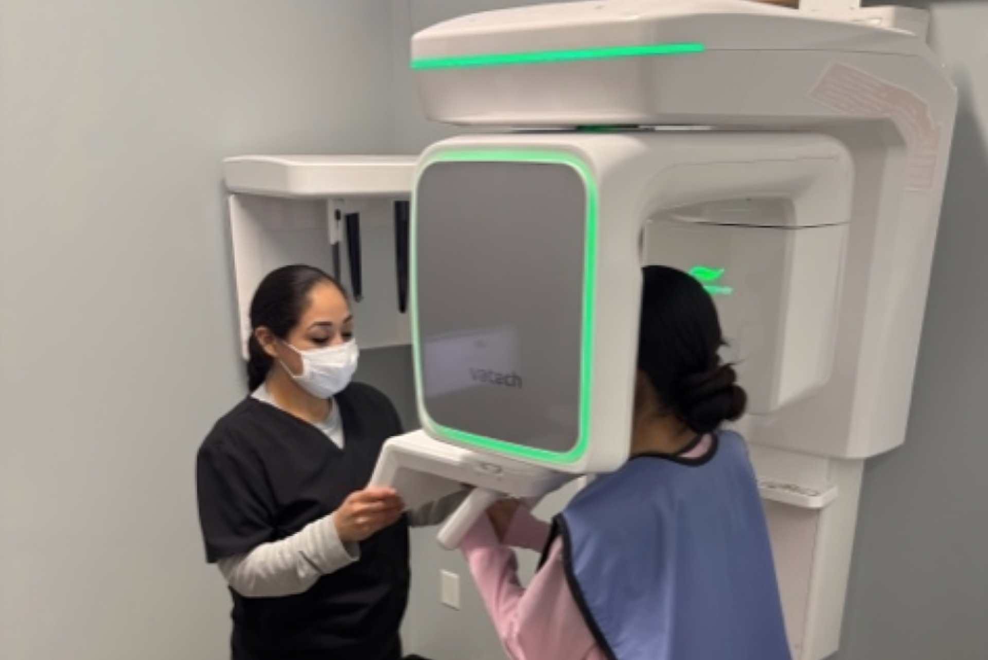 Dentist sitting near female patient<br />
